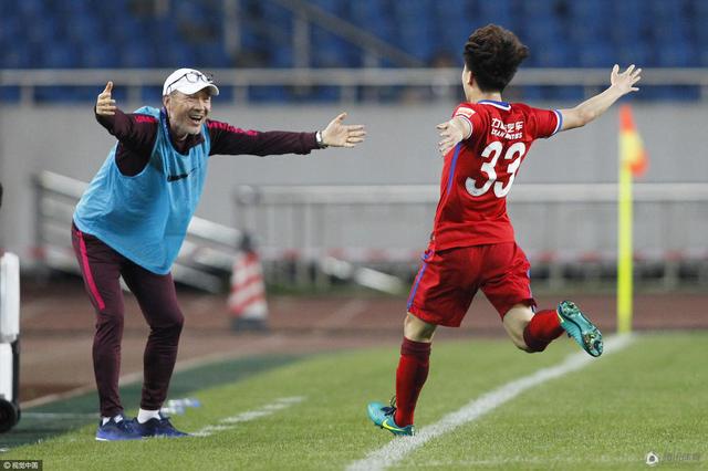 08:10阿根廷杯　拉普拉塔大学生1-0防御与正义09:00哥伦甲　麦德林独立2-1巴兰基利亚青年08:00NBA 奇才122-142鹈鹕08:00NBA 活塞111-129费城76人08:30NBA 热火115-104黄蜂08:30NBA 猛龙135-128老鹰09:00NBA 马刺199-122湖人09:00NBA 火箭117-104灰熊今日焦点战预告凌晨1.45，欧联杯：利物浦已经锁定小组第一，圣吉罗斯联还需拿分晋级，本场谁能笑到最后？凌晨1.45，欧联杯：雷恩只需一分即可确保小组第一，比利亚雷亚尔能否击败对手获得晋级名额？凌晨4点，欧联杯：西汉姆和弗赖堡同积12分，本场谁能取得小组第一位置？凌晨4点，欧联杯：布莱顿暂居小组第二，马赛能否以头名出线？事件下周一抽签！